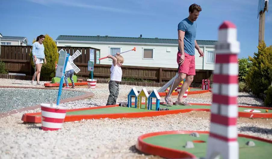 Blue Dolphin Holiday Park Gristhorpe Exterior photo