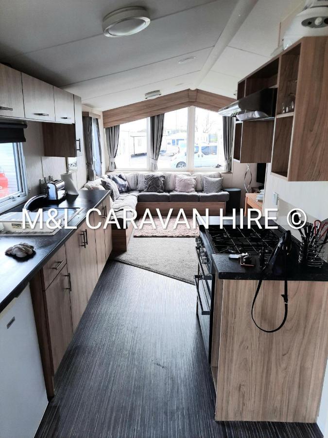 Blue Dolphin Holiday Park Gristhorpe Exterior photo